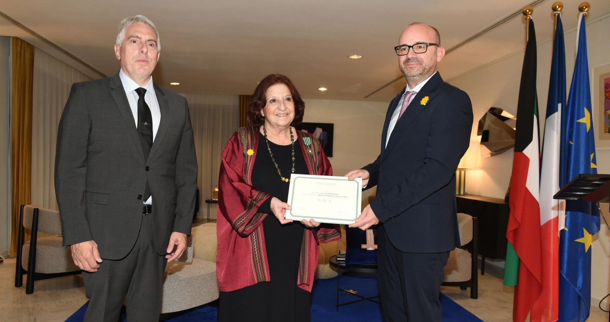 السفير الفرنسي منح قاوقجي وسام 'فارس' في الفنون والآداب