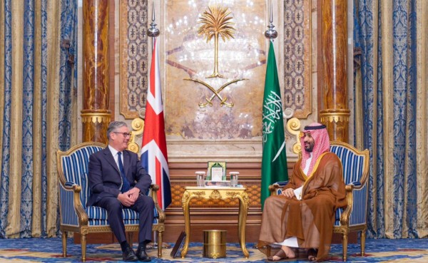 ولي العهد السعودي يبحث مع رئيس الوزراء البريطاني مستجدات الأوضاع الإقليمية والدولية