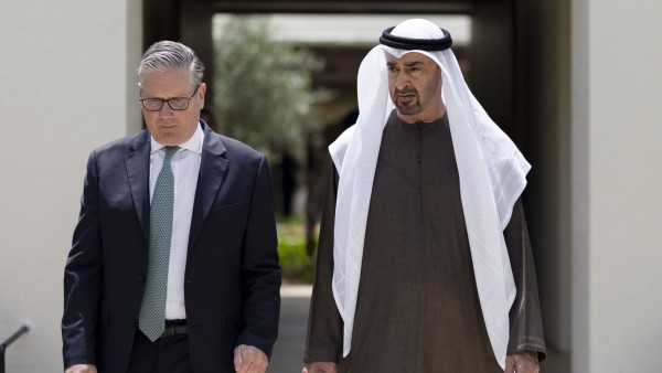 رئيس الإمارات يبحث مع رئيس الوزراء البريطاني تطورات المنطقة وتداعياتها الخطيرة على الأمن والاستقرار 