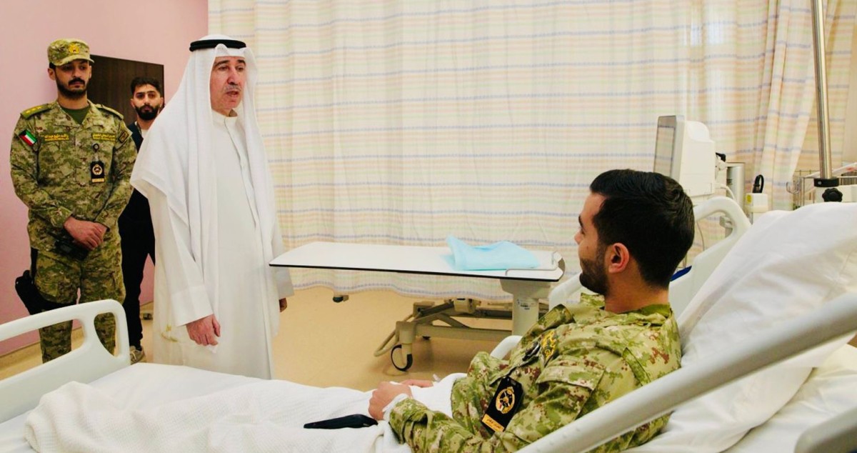 رئيس الحرس الوطني يزور عدداً من مصابي الواجب ويطمئن على حالتهم الصحية 