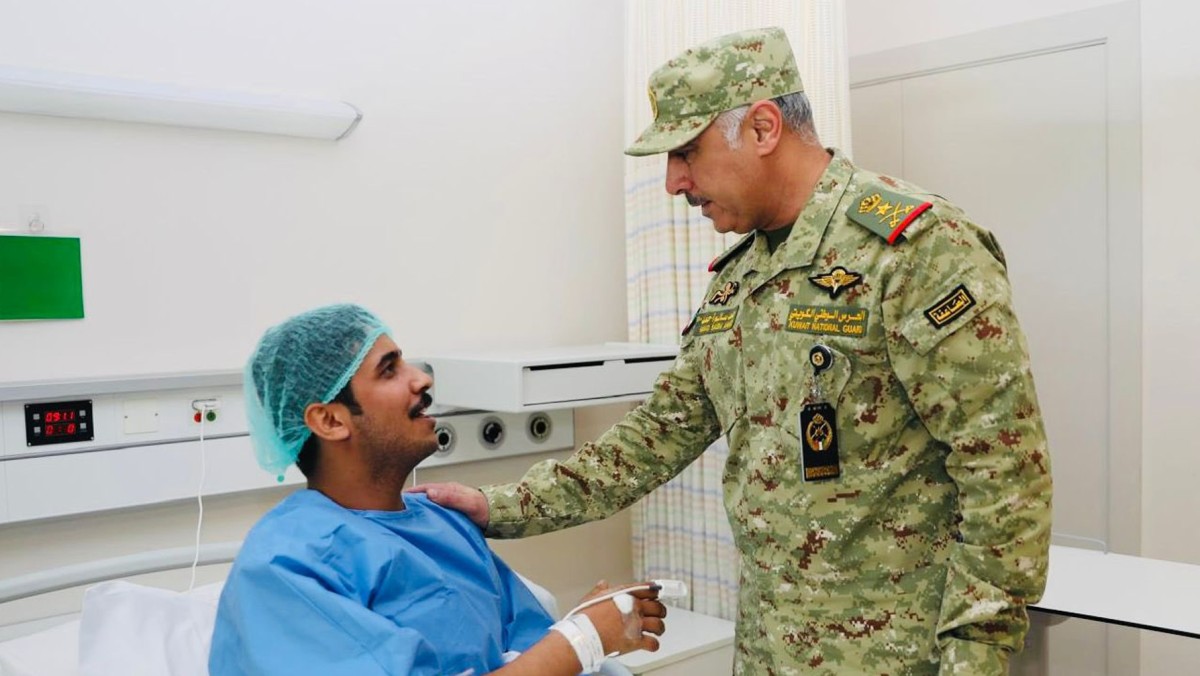 وكيل الحرس الوطني يطمئن على مصابي 'الحرس' في مستشفى جابر