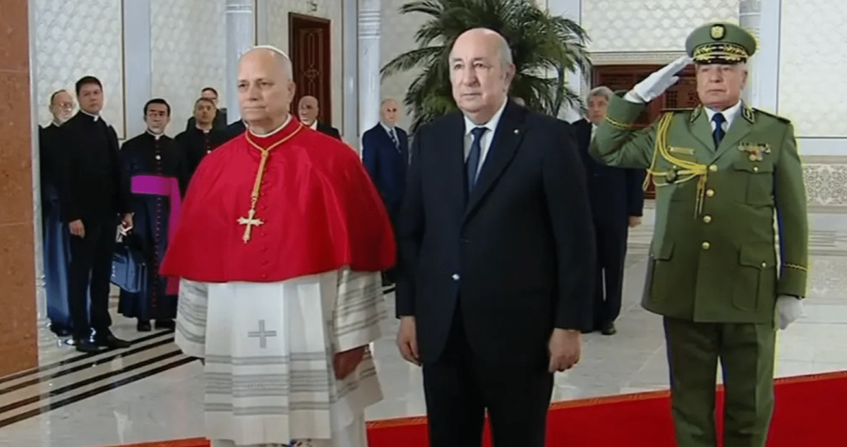 البابا لاوون يصل إلى الجزائر في زيارة تاريخية