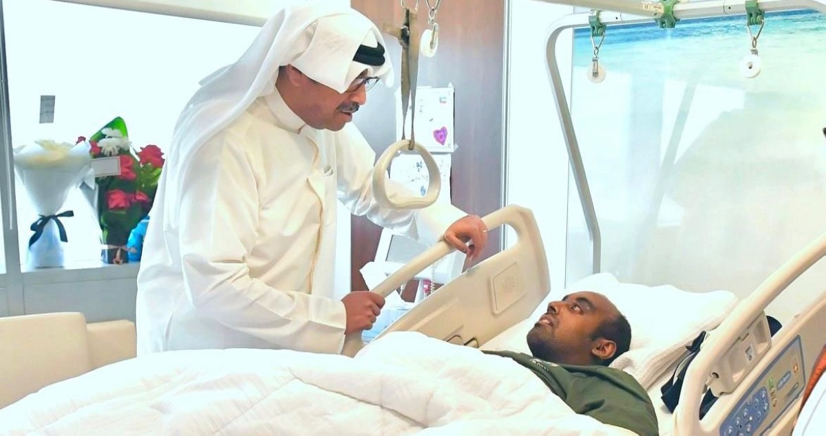 وزير الدفاع يطمئن على الحالة الصحية لأحد مصابي القوات المسلحة في مستشفى الجهراء