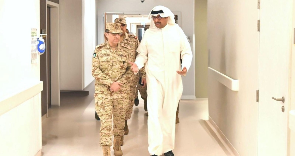 وزير الدفاع يطمئن على الحالة الصحية لأحد مصابي القوات المسلحة في مستشفى الجهراء