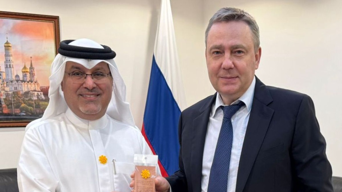 السفير البحريني يهدي نظيريه الروسي والباكستاني زهرة #039;العرفج039; 