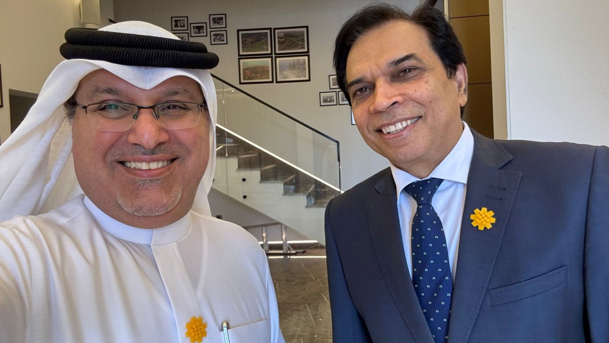 السفير البحريني يهدي نظيريه الروسي والباكستاني زهرة 'العرفج' 2 السفير البحريني يهدي نظيريه الروسي والباكستاني زهرة 'العرفج'