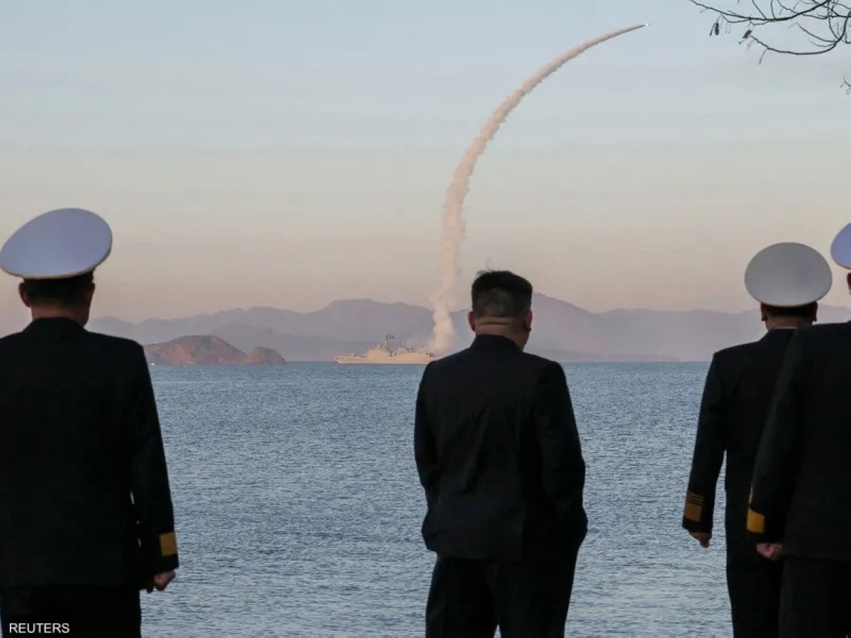 زعيم كوريا الشمالية يشرف على تجارب لصواريخ كروز وأخرى مضادة للسفن الحربية