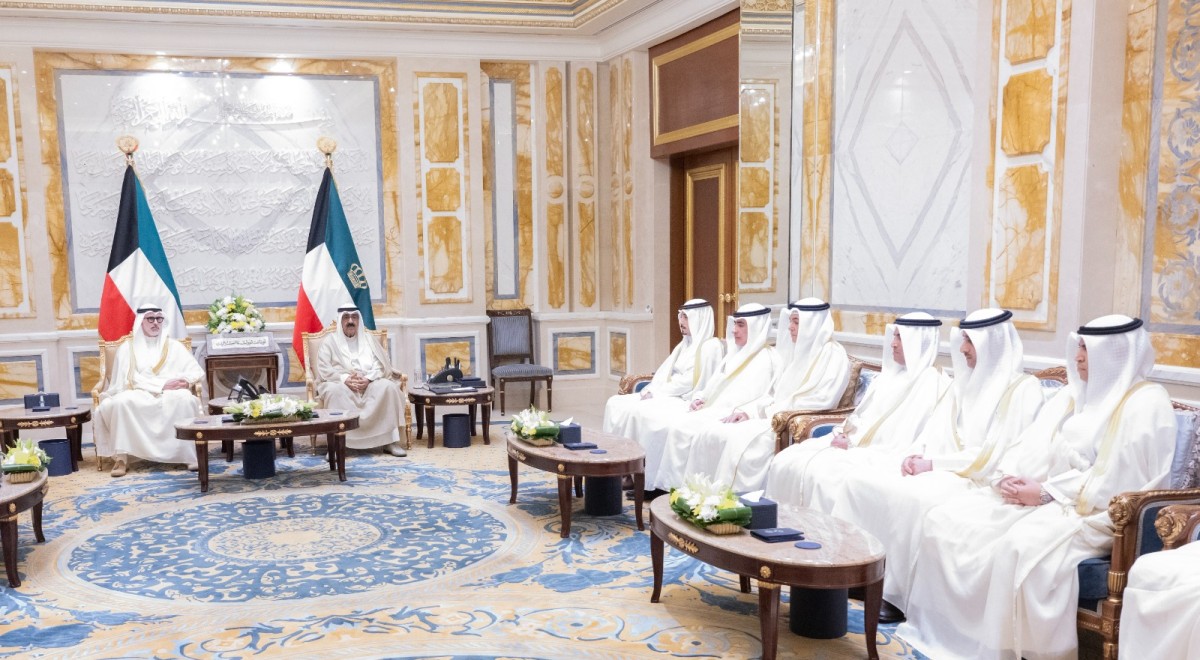 سمو الأمير يستقبل رؤساء البعثات الديبلوماسية الكويتية الجدد لأداء اليمين القانونية