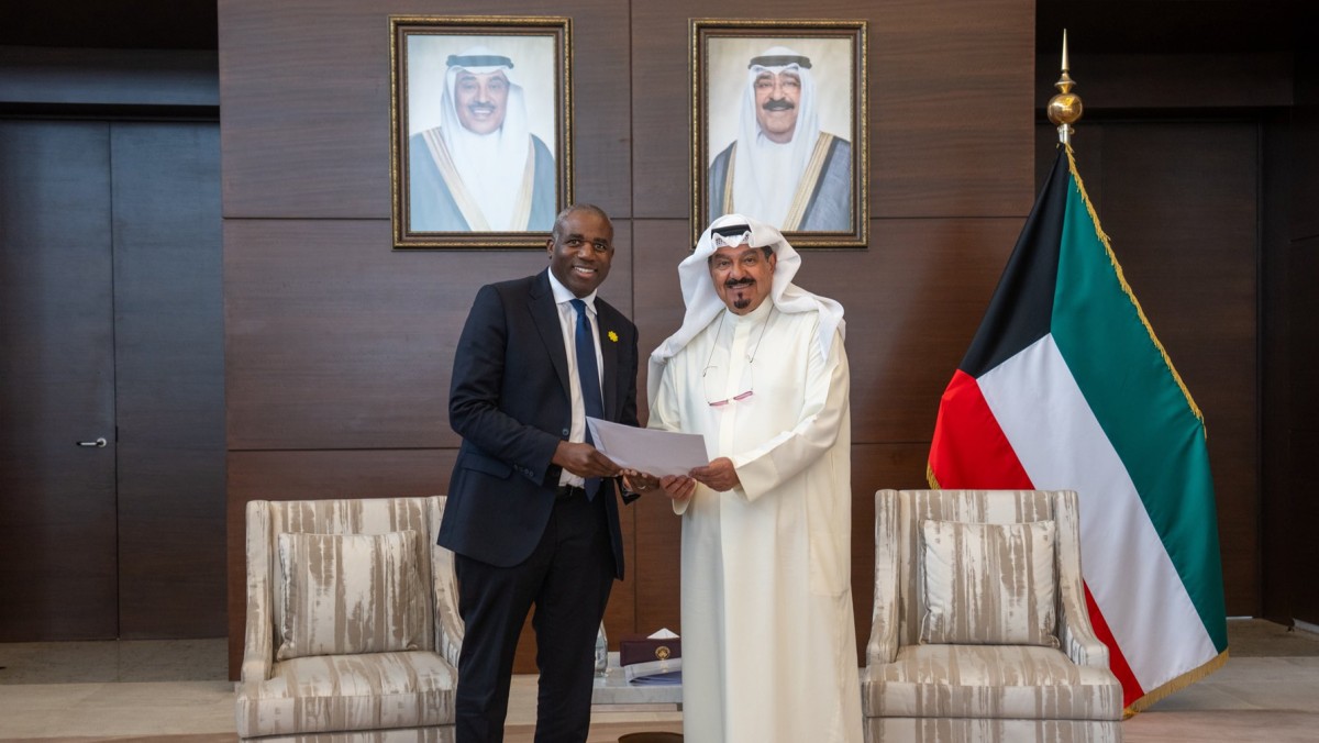 العبدالله يتسلم رسالة خطية موجهة إلى سمو الأمير من رئيس الوزراء البريطاني 