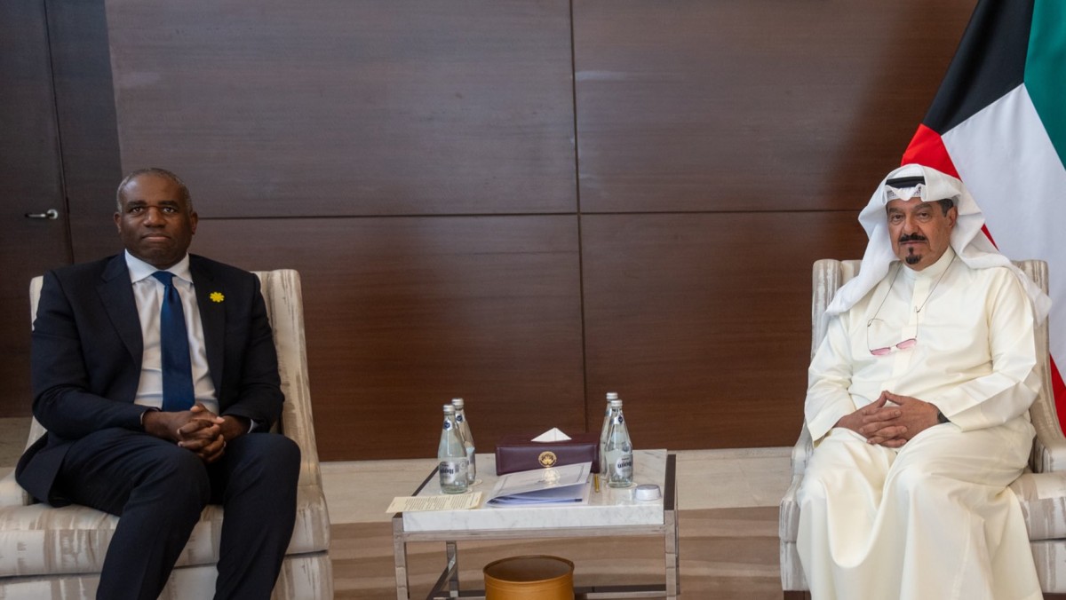 العبدالله يتسلم رسالة خطية موجهة إلى سمو الأمير من رئيس الوزراء البريطاني