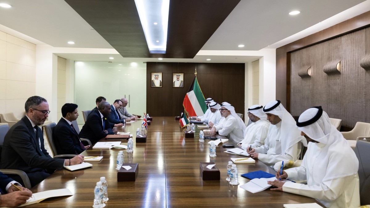 وزير الخارجية يبحث مع وزير العدل البريطاني تطورات الأحداث الراهنة في المنطقة