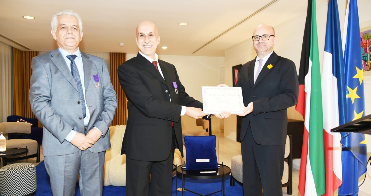 فرنسا تُقلِّد الأستاذ الدكتور كمال رويبح 'وسام السعف الأكاديمية برتبة فارس'