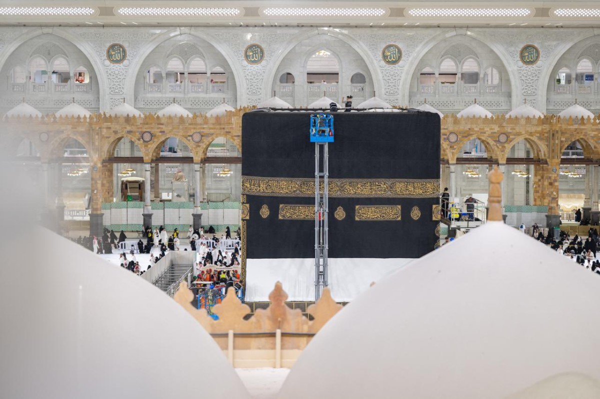 رفع الجزء السفلي من كسوة الكعبة المشرفة استعداداً لموسم الحج