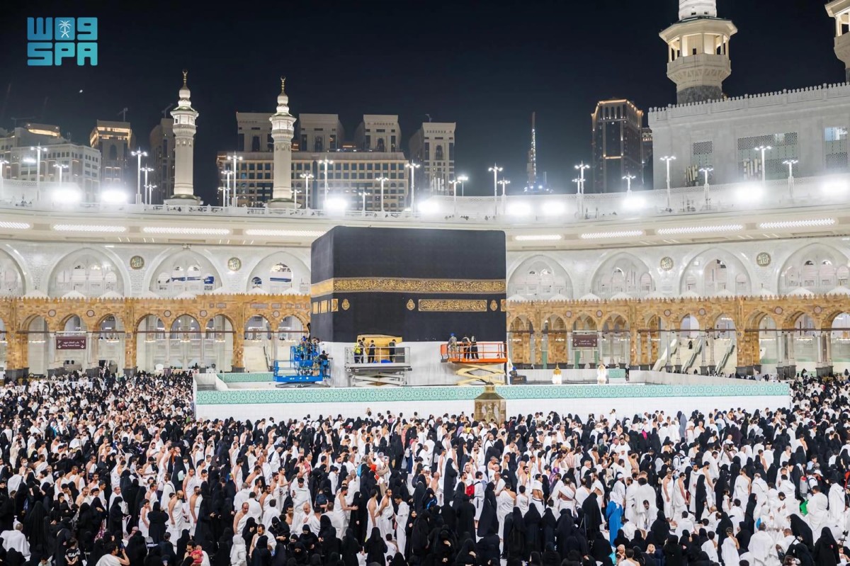 رفع الجزء السفلي من كسوة الكعبة المشرفة استعداداً لموسم الحج 