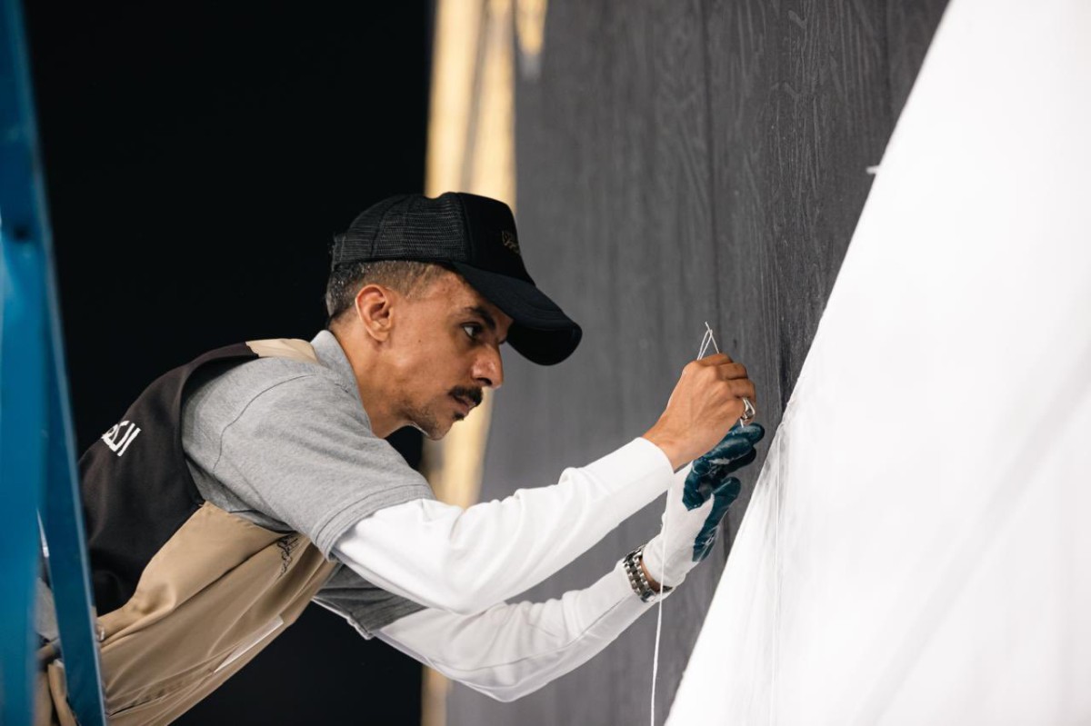 رفع الجزء السفلي من كسوة الكعبة المشرفة استعداداً لموسم الحج