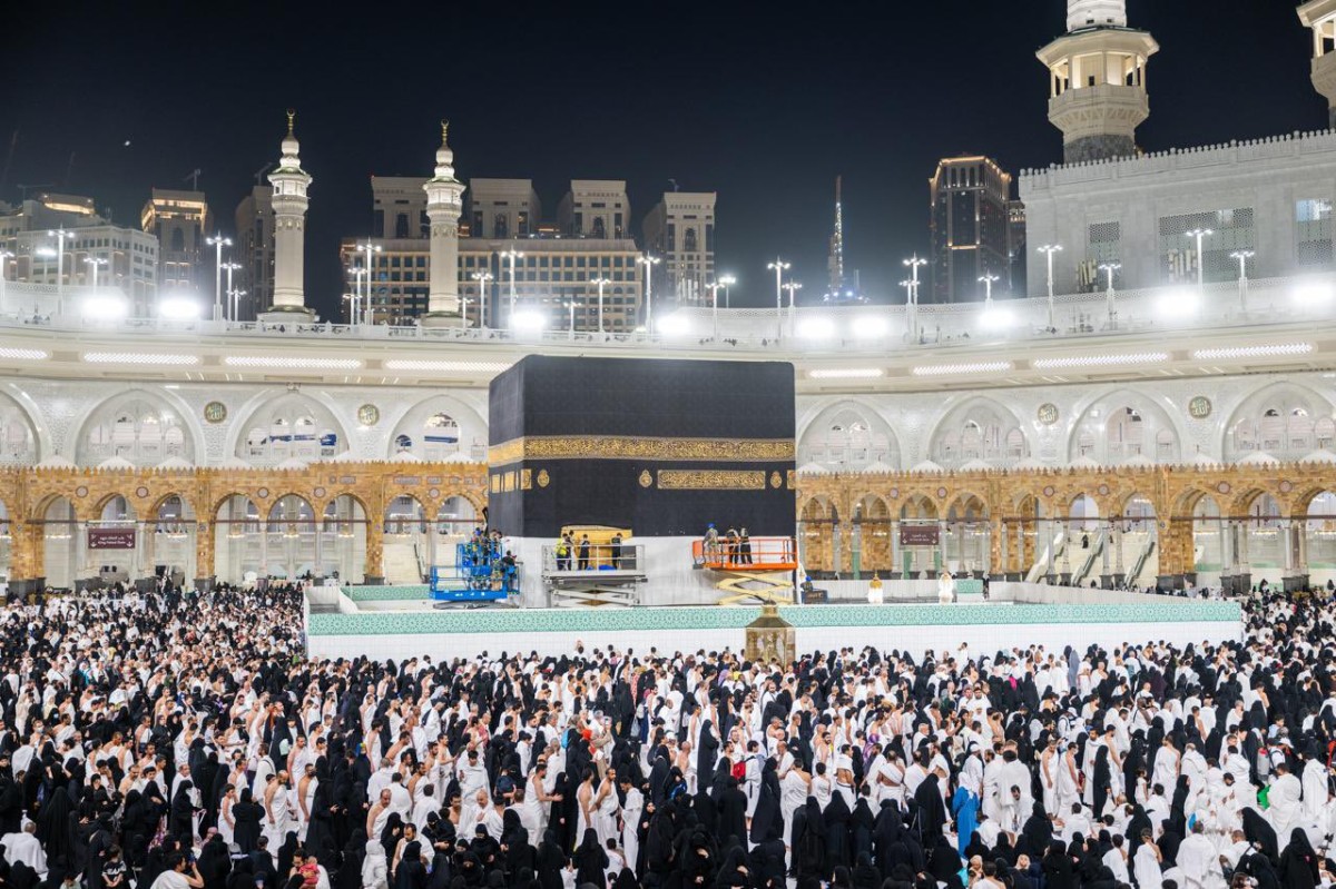 رفع الجزء السفلي من كسوة الكعبة المشرفة استعداداً لموسم الحج
