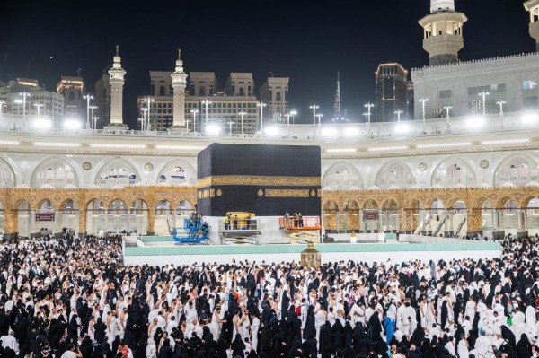 رفع الجزء السفلي من كسوة الكعبة المشرفة استعداداً لموسم الحج