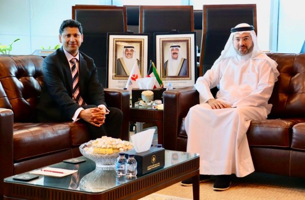 رئيس 'الطيران المدني' يبحث مع السفير البريطاني تطوير العلاقات في مجالات قطاع النقل الجوي