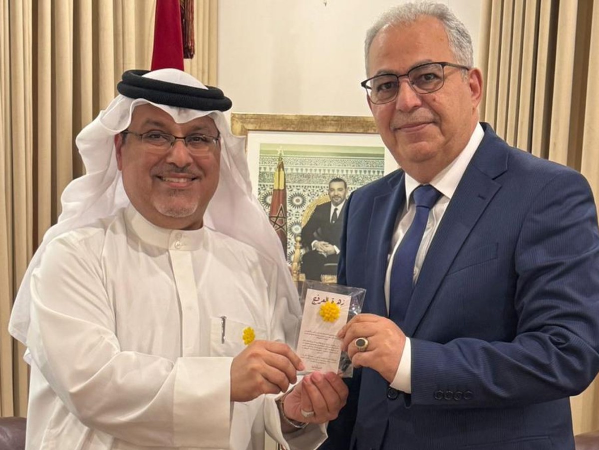 سفير البحرين يهدي «زهرة العرفج» لنظيره المغربي تقديراً للصفوف الامامية 