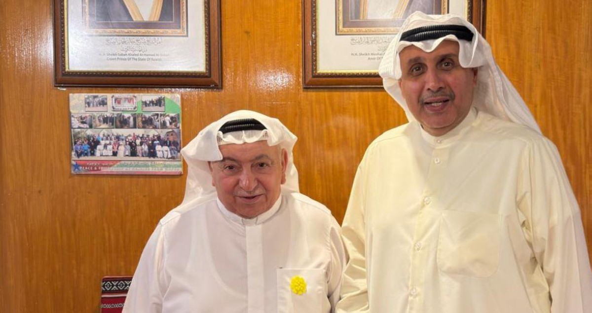 وزير الديوان الأميري يزور القس عمانويل غريب 