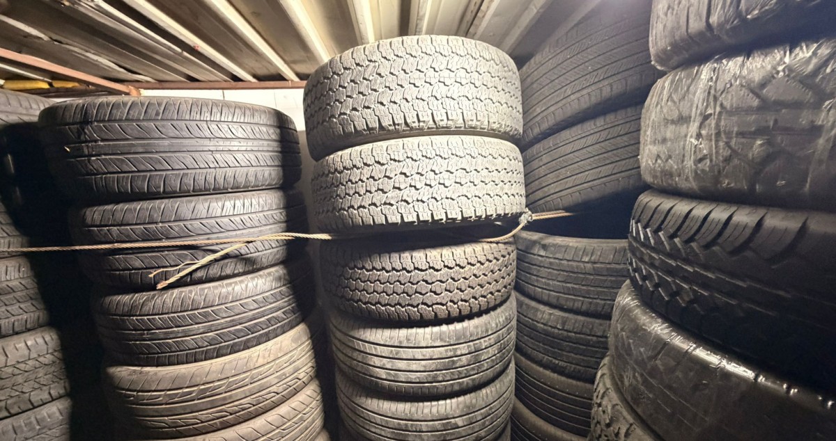 ضبط 330 إطاراً مستعملاً في محل يعيد بيعها في'الري'