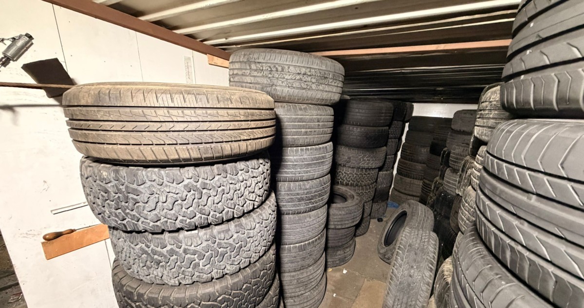 ضبط 330 إطاراً مستعملاً في محل يعيد بيعها في'الري'