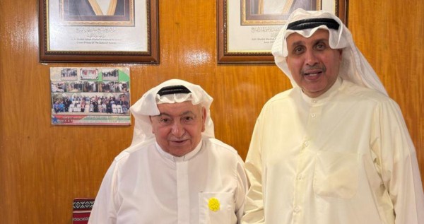 وزير الديوان الأميري يزور القس عمانويل غريب