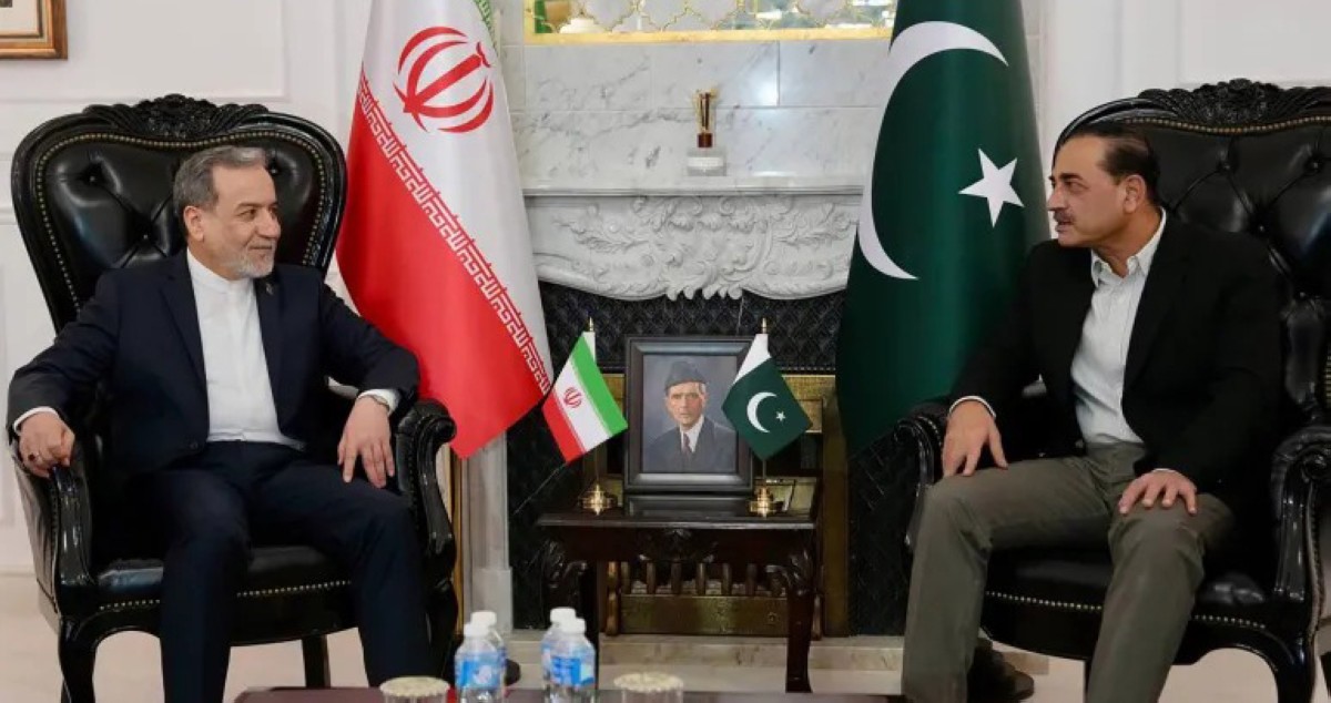 عراقجي يلتقي قائد الجيش الباكستاني ويسلمه رد إيران بخصوص المفاوضات 