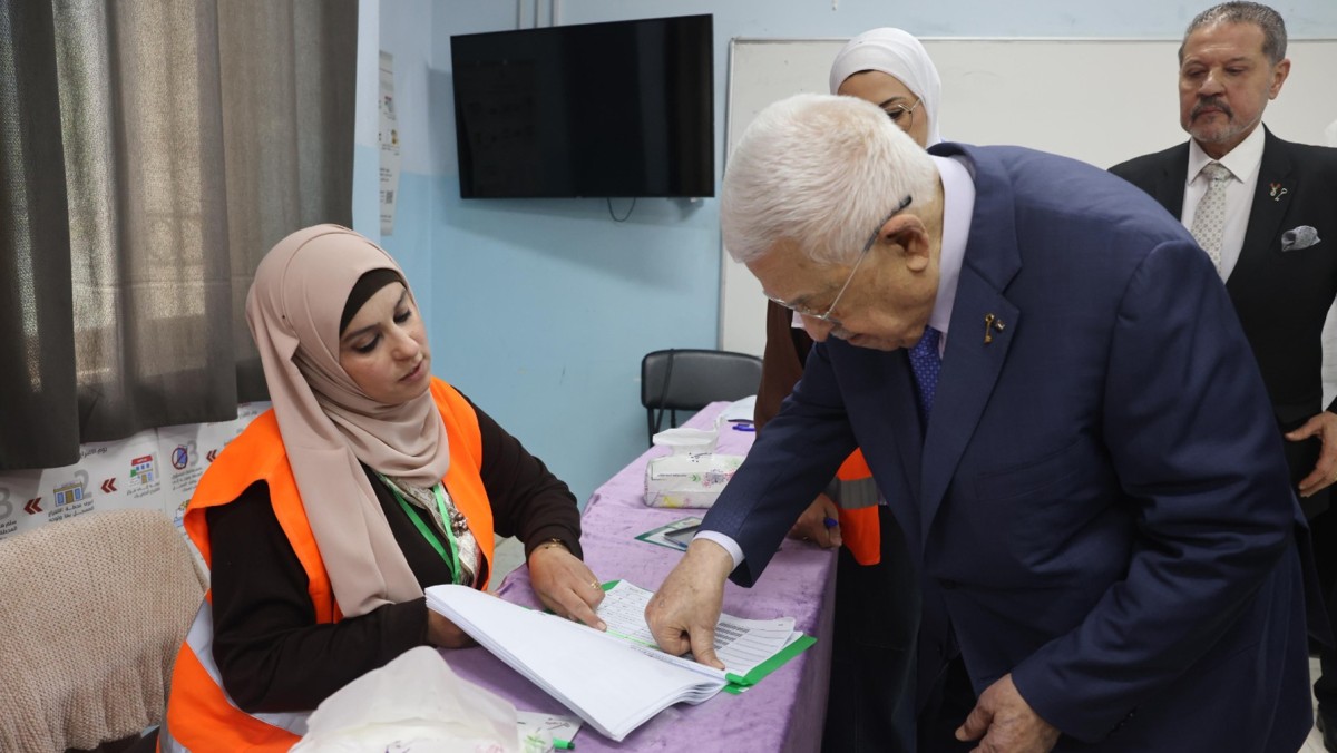 الرئيس الفلسطيني يشارك في انتخابات الهيئات المحلية: متمسكون بالمسار الديمقراطي رغم التحديات