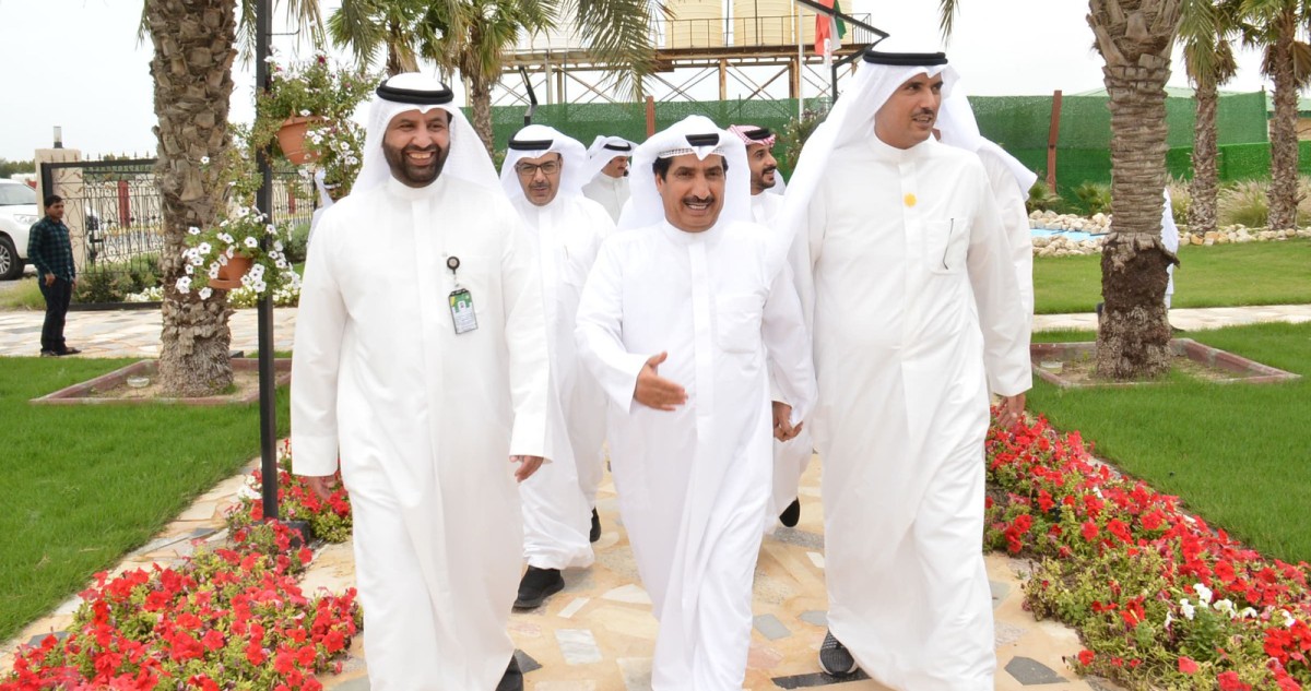 محافظ الأحمدي جال في الوفرة: على المعنيين تلبية حاجات المزارعين