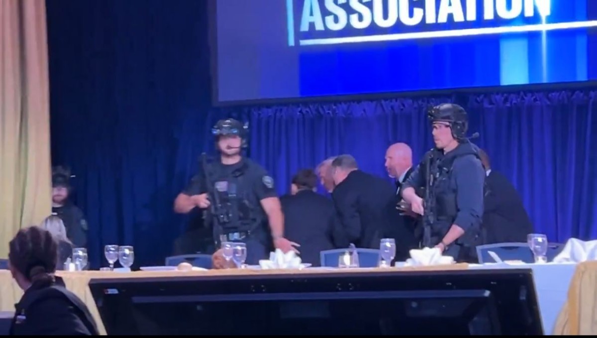 إجلاء ترامب من حفل عشاء مراسلي البيت الأبيض بعد إطلاق نار في فندق «هيلتون»