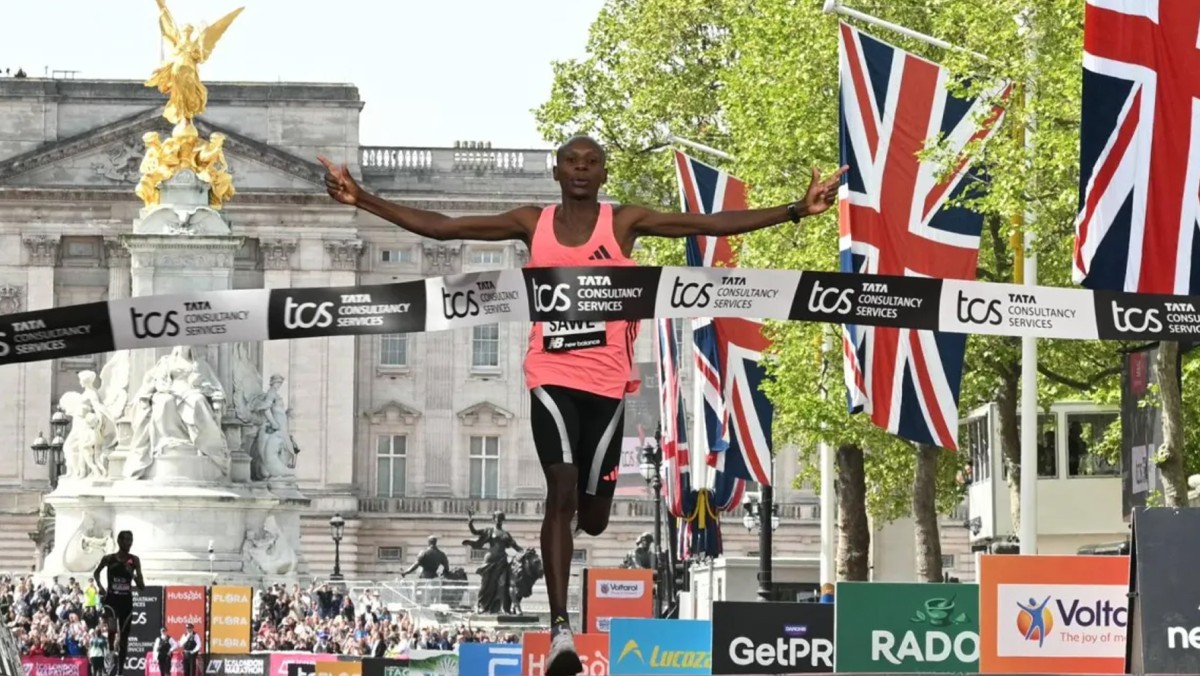 إنجاز تاريخي في ماراثون لندن&hellip; الكيني ساوي أول عداء يكسر حاجز الساعتين