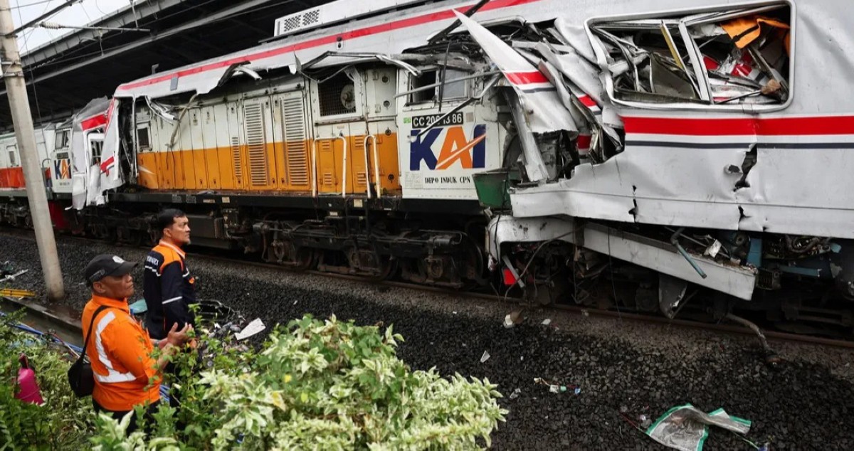 إندونيسيا: 14 قتيلاً و84 جريحاً في حادث تصادم قطارين قرب جاكرتا