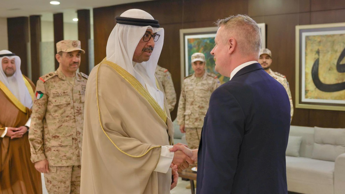 وزير الدفاع يبحث مع وزير &laquo;الشؤون الدفاعية&raquo; البريطاني أوجه التعاون في المجالات العسكرية