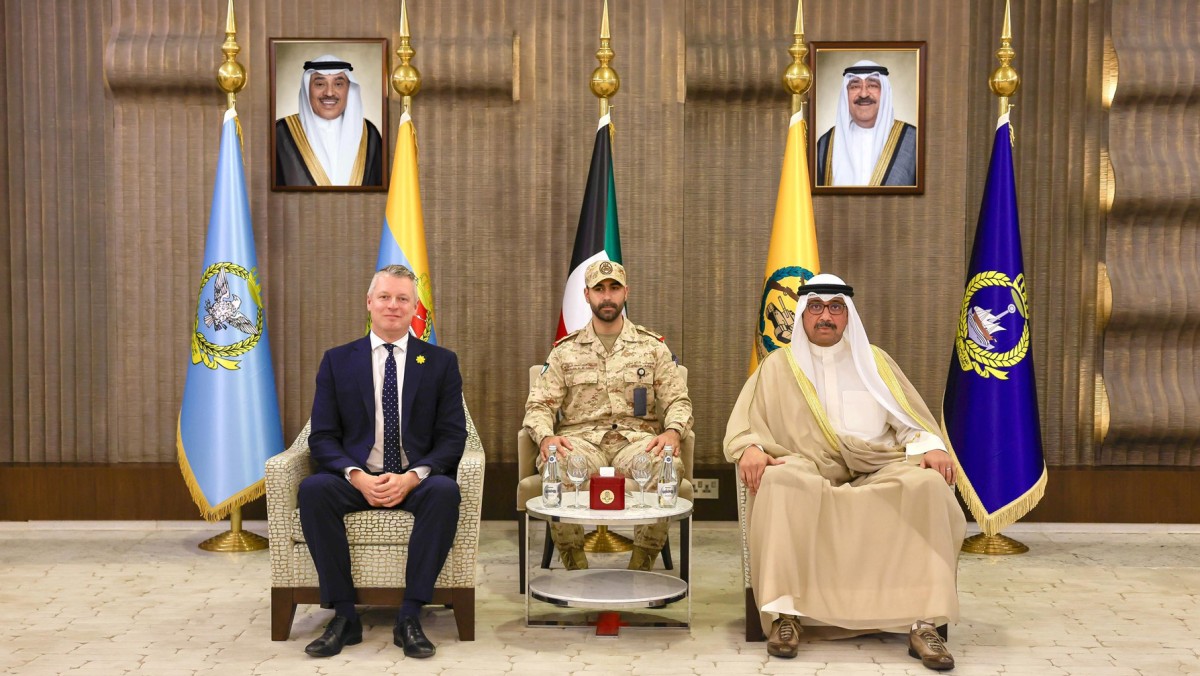 وزير الدفاع يبحث مع وزير &laquo;الشؤون الدفاعية&raquo; البريطاني أوجه التعاون في المجالات العسكرية