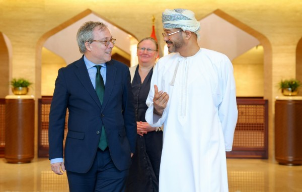 وزير الخارجية العماني يؤكد ضرورة ضمان انسيابية حركة الملاحة الدولية في مضيق هرمز 