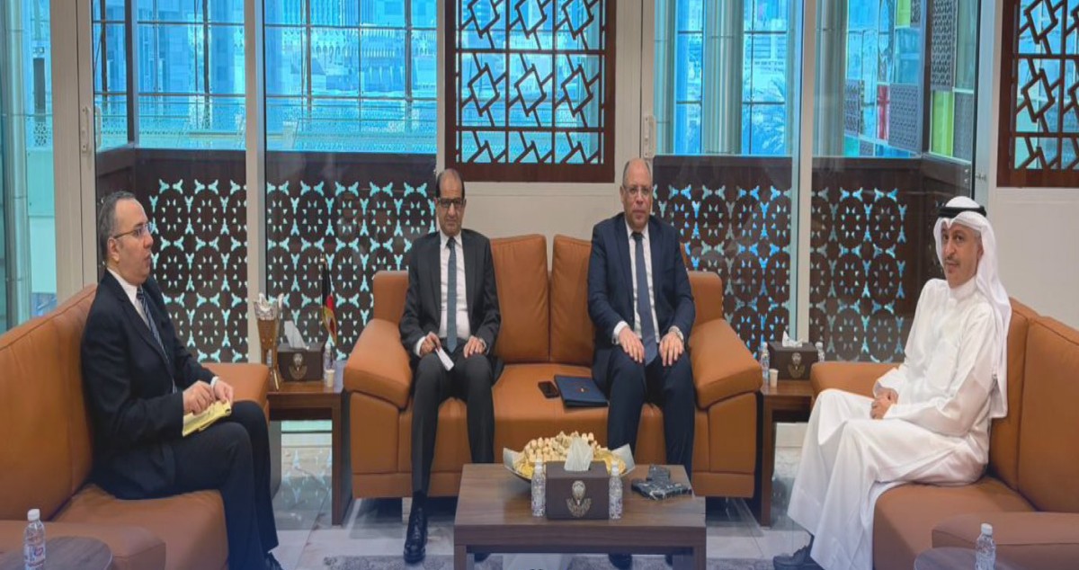 وزير «التجارة» يبحث مع السفير المصري تعزيز التعاون الاقتصادي والصناعي والاستثماري 