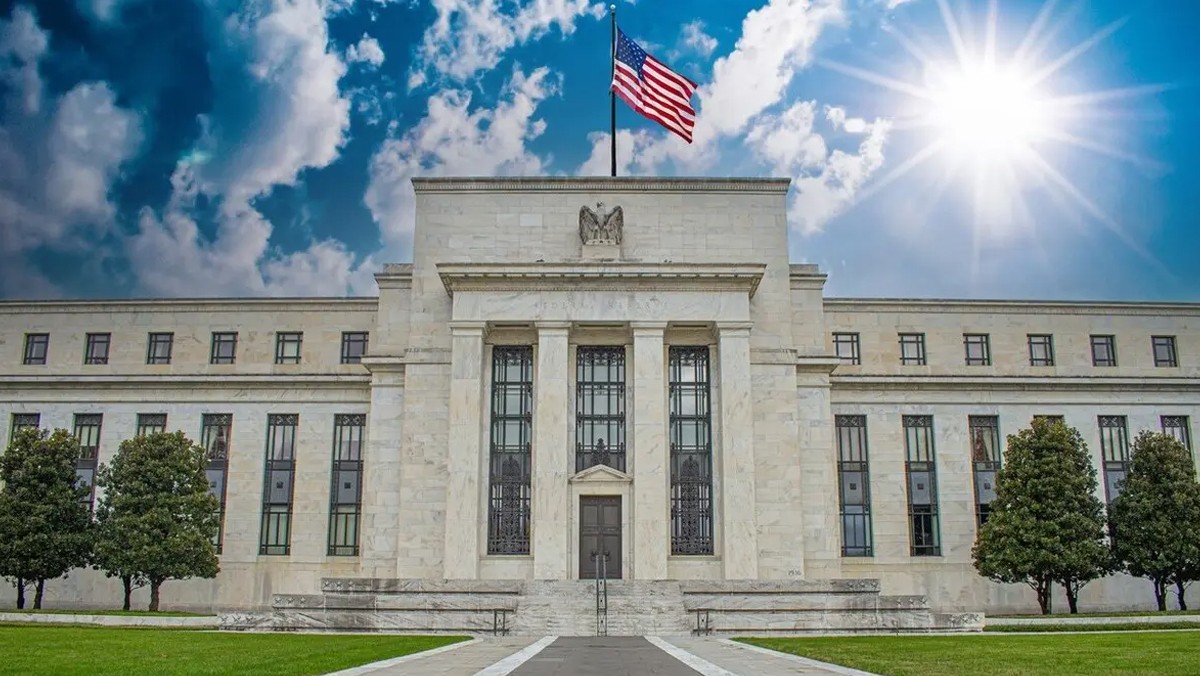 الفيدرالي الأميركي يُبقي الفائدة دون تغيير عند 3.5% – 3.75%