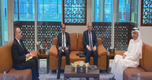 وزير «التجارة» يبحث مع السفير المصري تعزيز التعاون الاقتصادي والصناعي والاستثماري