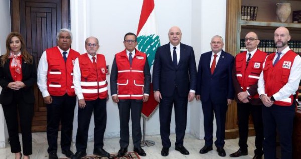 الرئيس اللبناني يدعو للضغط على إسرائيل لوقف استهداف المدنيين والمسعفين