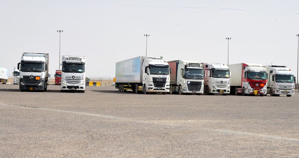 القريني: 400 إلى 500 شاحنة غذائية وطبية تعبر السالمي يومياً