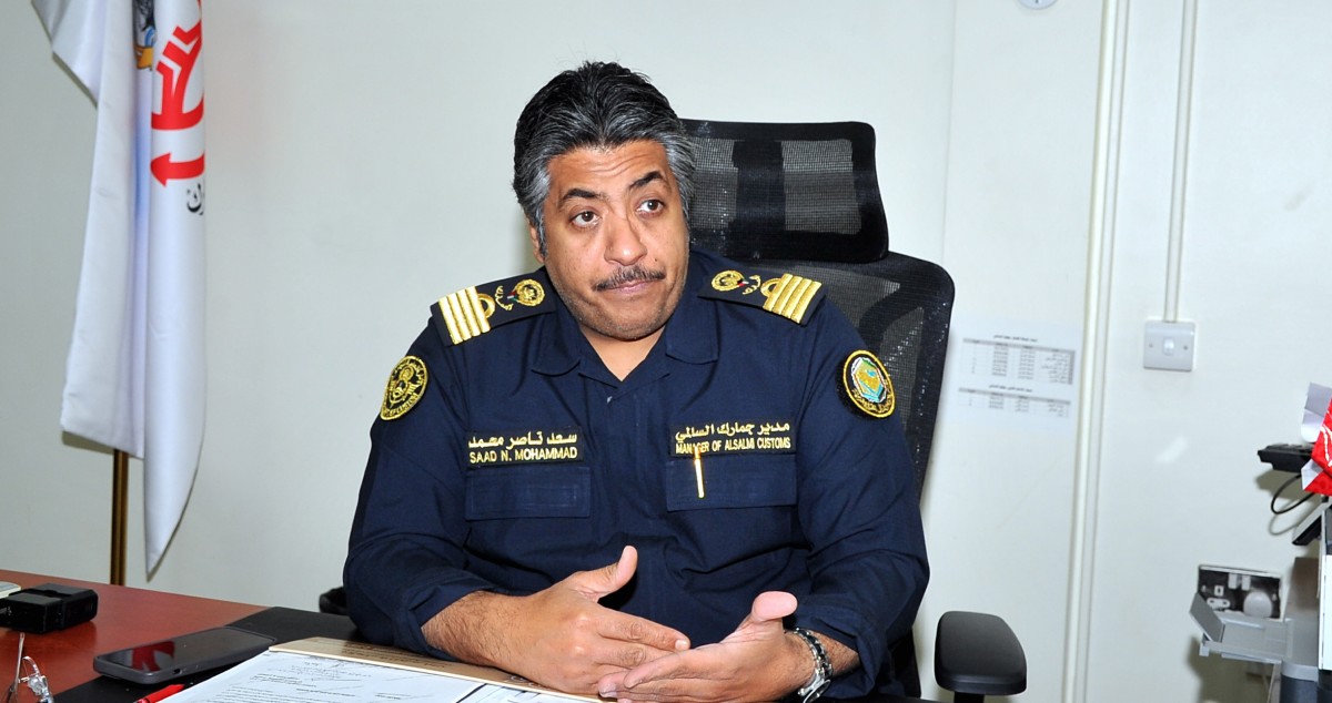 القريني: 400 إلى 500 شاحنة غذائية وطبية تعبر السالمي يومياً