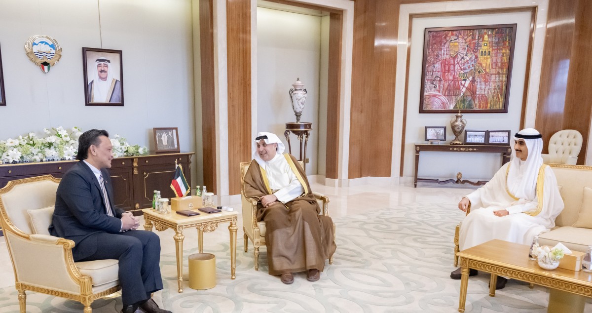 وزير شؤون الديوان الأميري ورئيس ديوان ولي العهد يستقبلان سفيري مالطا وماليزيا