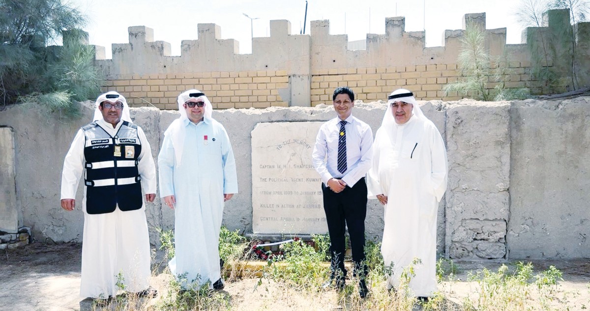 السفير البريطاني زار المقبرة القديمة: شاهد حي على الشراكة التاريخية