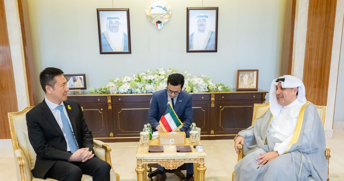 وزير «الديوان الأميري» يبحث مع سفراء كوبا والصين والهند سبل تعزيز التعاون 