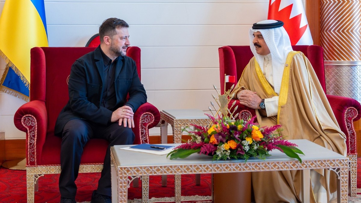 العاهل البحريني والرئيس الأوكراني يبحثان في المنامة مستجدات الأوضاع الإقليمية والدولية