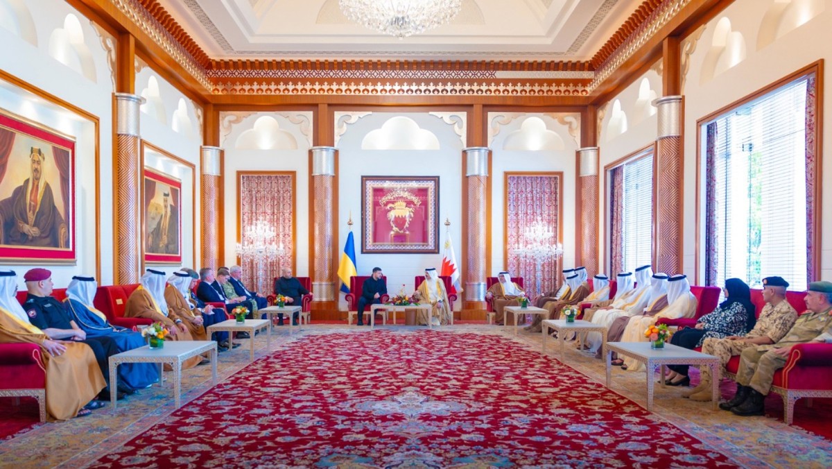العاهل البحريني والرئيس الأوكراني يبحثان في المنامة مستجدات الأوضاع الإقليمية والدولية