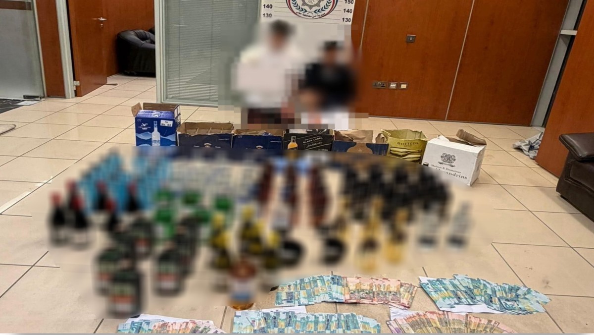 القبض على شخصين بحوزتهما 85 زجاجة يشتبه بأنها تحتوي على مواد مسكرة