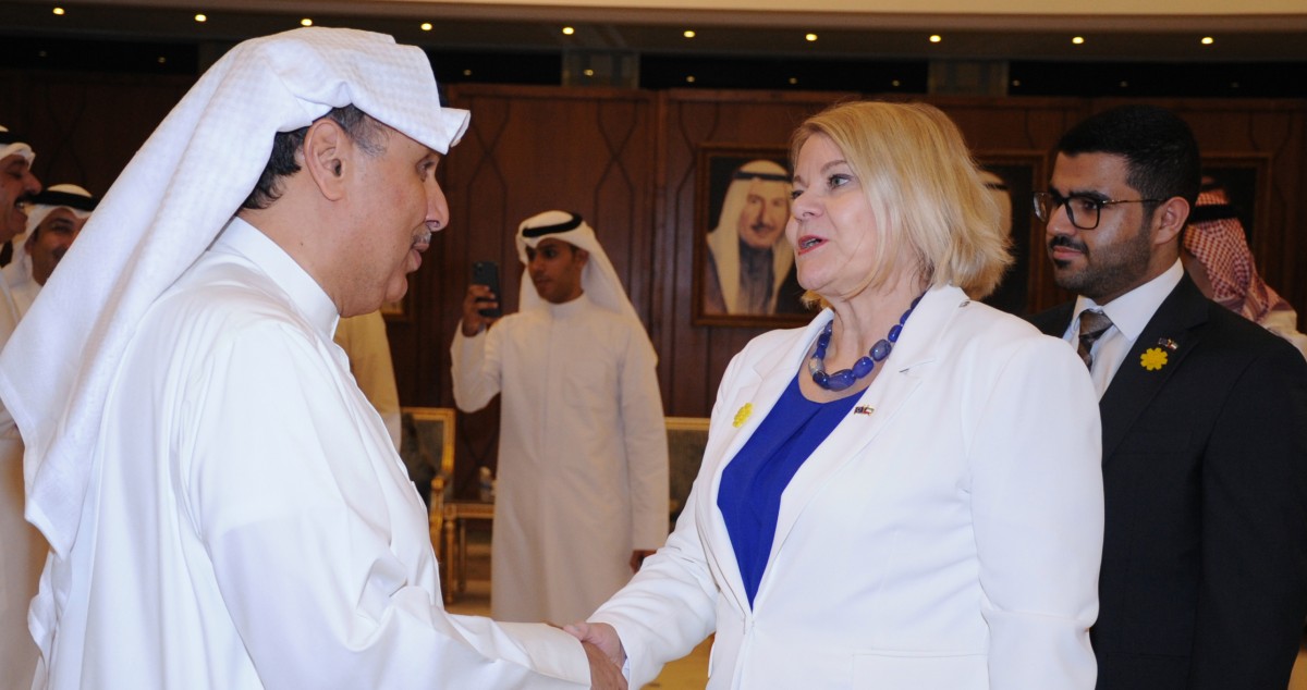 حمد جابر العلي يستقبل رواد ديوان سلوى
