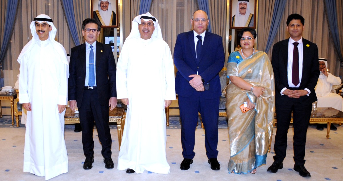 حمد جابر العلي يستقبل رواد ديوان سلوى